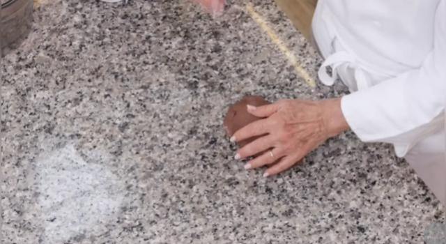 Coloca la masa en una superficie lisa para poder amasarla.   