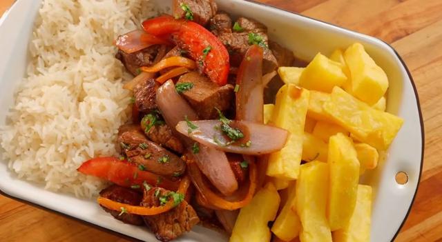 Incorpora los sabores tradicionales con lomo, cebolla, ají y papa frita.    