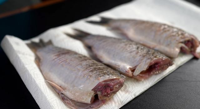 Seca el pescado con papel absorbente.   