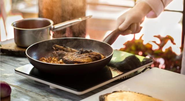 Una sartén rayada libera miles de partículas de plástico.   