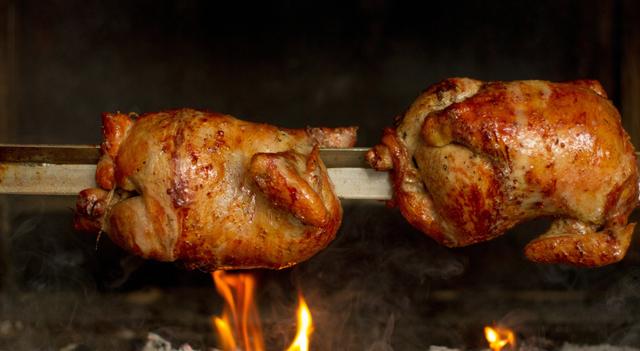 Pollo a la brasa peruano.   