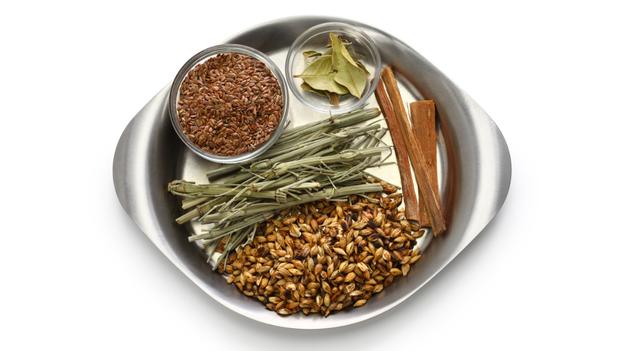 La base del emoliente: cebada, linaza, boldo, cola de caballo, etc. La base del emoliente: cebada, linaza, boldo, cola de caballo, etc.