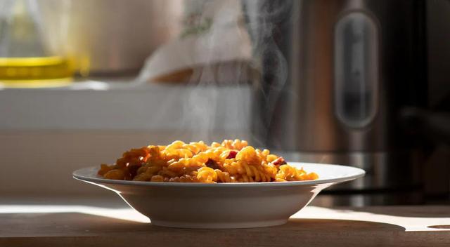  No colocar alimentos calientes directamente en el refrigerador    