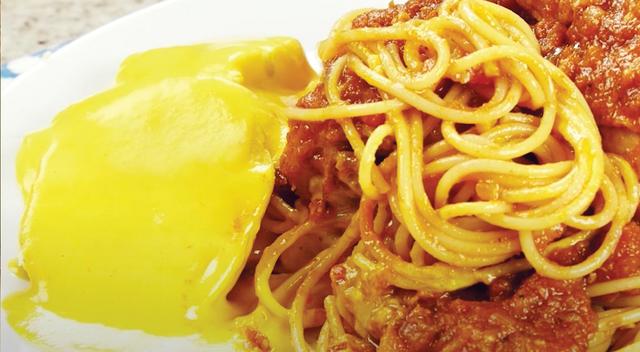 Tallarines rojos con pollo.   