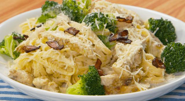  Tallarines a lo Alfredo con pollo y brócoli.    
