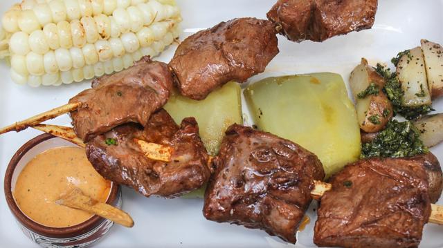 Los anticuchos se sirven con papa sancochada, choclo y cremas de ají.   