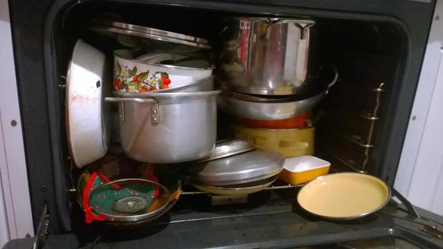 No se debe guardar las ollas y sartenes en el horno   