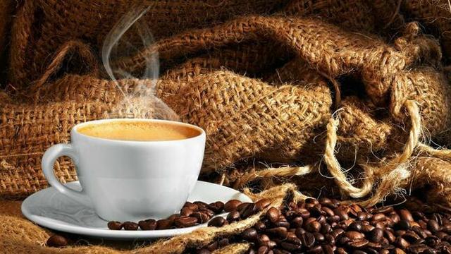 Se calcula que en el Perú se consumen alrededor de 750 gramos anuales de café por persona Se calcula que en el Perú se consumen alrededor de 750 gramos anuales de café por persona