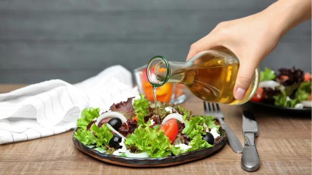 El vinagre ayuda a condimentar ensaladas El vinagre ayuda a condimentar ensaladas