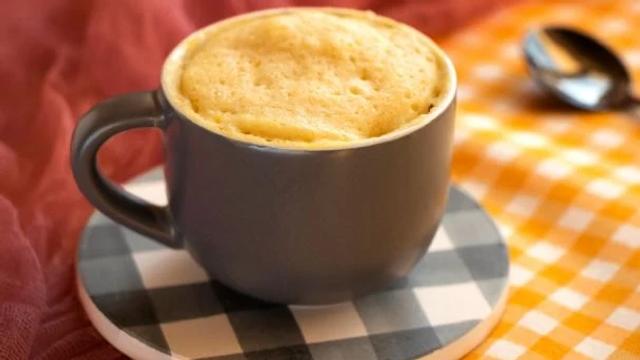  Solo necesitas una taza para mezclar los ingredientes y luego cocinar el queque en el microondas.   