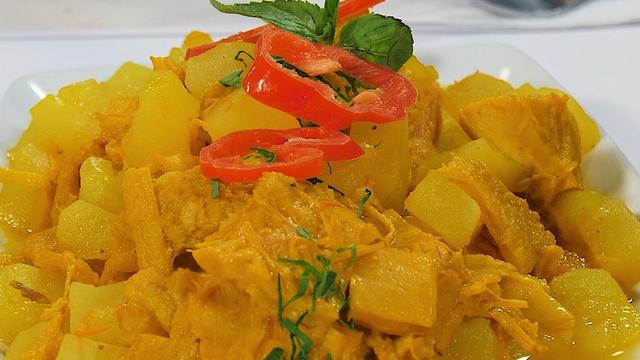 El perejil se puede usar para decorar platillos como el cau cau.   