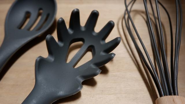 Los utensilios de plástico negro tienen un compuesto químico llamado “BFR”, nocivo para la salud. Los utensilios de plástico negro tienen un compuesto químico llamado “BFR”, nocivo para la salud.