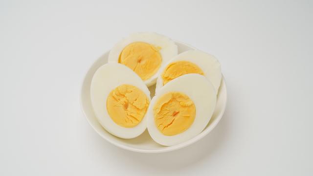 El huevo explota en el microondas.   