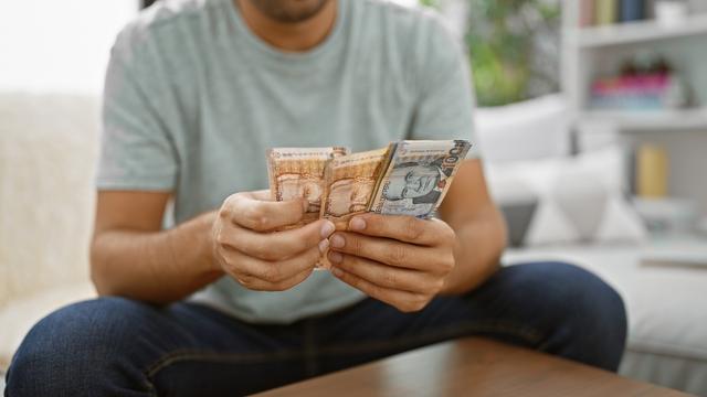 En promedio, las mujeres gastan más que los hombres en comida rápida.   