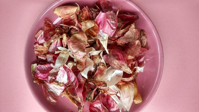 Lava muy bien las cáscaras de la cebolla.   