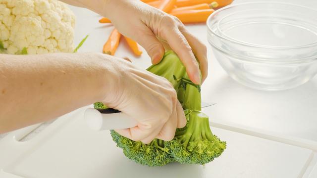 Lo mejor es cortar el brócoli y dejarlo en reposo unos minutos, antes de consumirlo.   