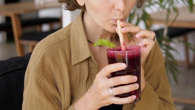 El jugo de vampiro tiene vitaminas y minerales que benefician al cuerpo humano.   