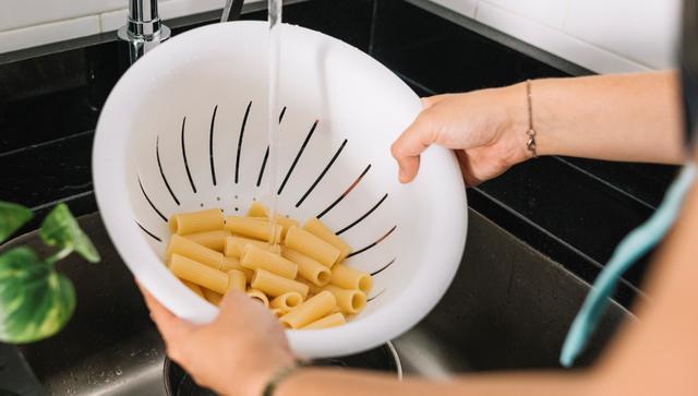 Los fideos o verduras saladas, enjuágalos con abundante agua.   