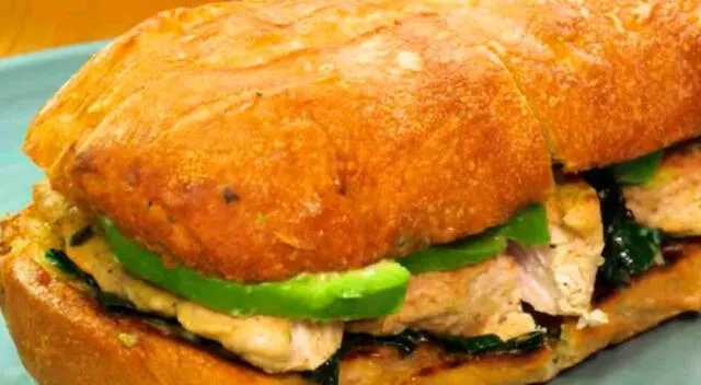 Pan con palta, espinaca y pavo