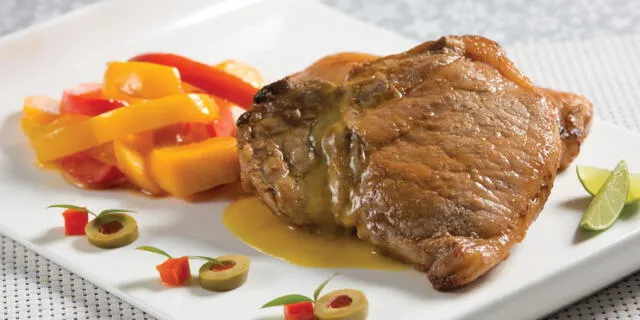 Chuletas de cerdo con durazno