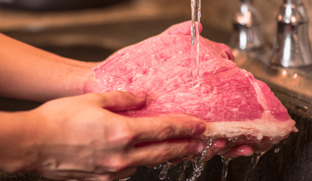 Por qué no debes lavar la carne antes de cocinarla Por qué no debes lavar la carne antes de cocinarla