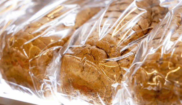 No uses bolsas de plástico si quieres conservar la textura y sabor del pan. Foto: Buenazo / Shutterstock No uses bolsas de plástico si quieres conservar la textura y sabor del pan. Foto: Buenazo / Shutterstock