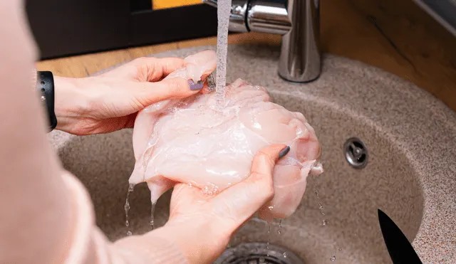 Sigue el paso a paso del Ministerio de Salud para lavar correctamente el pollo. Foto: Buenazo / Shutterstock Sigue el paso a paso del Ministerio de Salud para lavar correctamente el pollo. Foto: Buenazo / Shutterstock