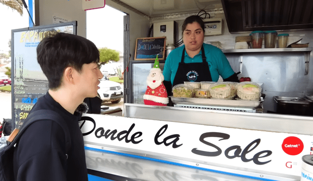 El YouTuber grabó su reacción al probar ceviche por primera vez en un puesto de comida callejera llamado "El Quisco". El YouTuber grabó su reacción al probar ceviche por primera vez en un puesto de comida callejera llamado "El Quisco".