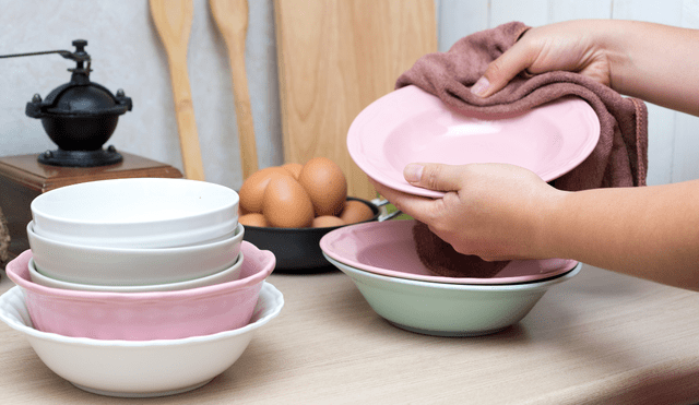 No cometas este grave error al secar los platos. Foto: Buenazo / Shutterstock No cometas este grave error al secar los platos. Foto: Buenazo / Shutterstock