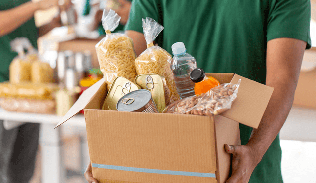 Reparto de comida gratis a locales e inmigrantes en Florida. Foto: Buenazo / Shutterstock Reparto de comida gratis a locales e inmigrantes en Florida. Foto: Buenazo / Shutterstock