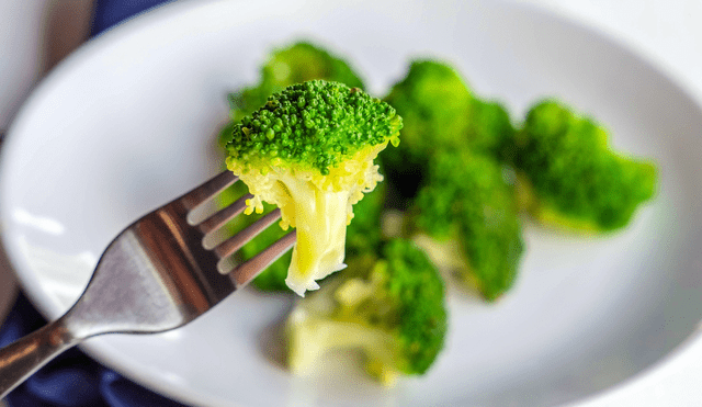 Descubre la forma correcta de consumir el brócoli y no es cocida. Foto: Buenazo / Shutterstock Descubre la forma correcta de consumir el brócoli y no es cocida. Foto: Buenazo / Shutterstock