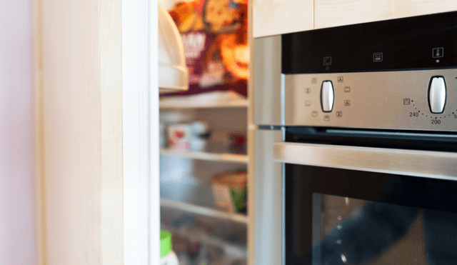 El peligro de colocar el refrigerador al lado de la estufa. Foto: Buenazo / Shutterstock El peligro de colocar el refrigerador al lado de la estufa. Foto: Buenazo / Shutterstock