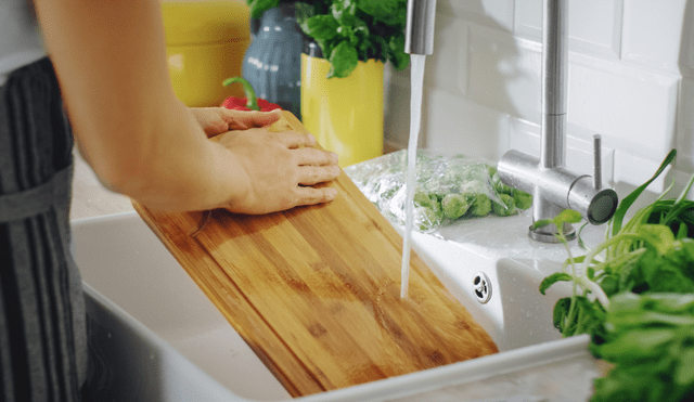 Aprende a lavar y desinfectar las tablas de picar correctamente. Aprende a lavar y desinfectar las tablas de picar correctamente.