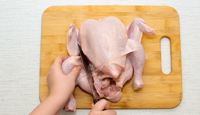 Cómo deshuesar el pollo en pocos pasos. Cómo deshuesar el pollo en pocos pasos.