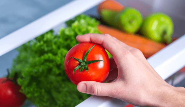Chef revela por qué no debes cortar el tomate justo al sacarlo del refrigerador.