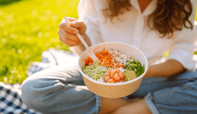 Fácil de preparar, el poke bowl se disfruta tanto como almuerzo ligero como cena saludable. Fuente: Pexels.