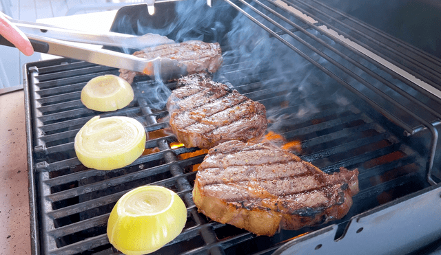 ¿Por qué recomiendan pasar media cebolla sobre la parrilla caliente?