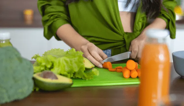 Las tablas de plástico liberan microplásticos en la comida. Las tablas de plástico liberan microplásticos en la comida.