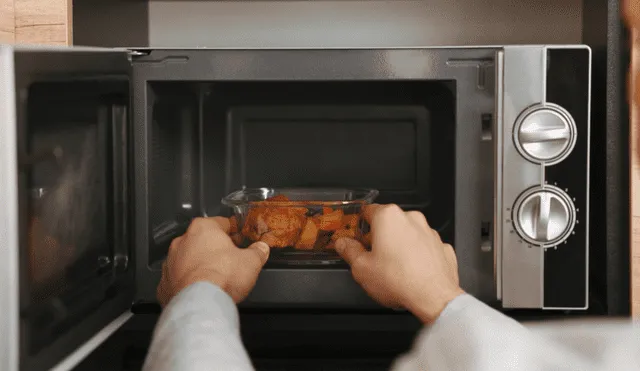 Recalentar ciertos alimentos en el microondas puede provocar el desarrollo de bacterías. Fuente: Shutterstock. Recalentar ciertos alimentos en el microondas puede provocar el desarrollo de bacterías. Fuente: Shutterstock.