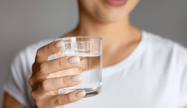 Cómo saber cuánta cantidad de agua al día tomar. Fuente: Shutterstock. Cómo saber cuánta cantidad de agua al día tomar. Fuente: Shutterstock.