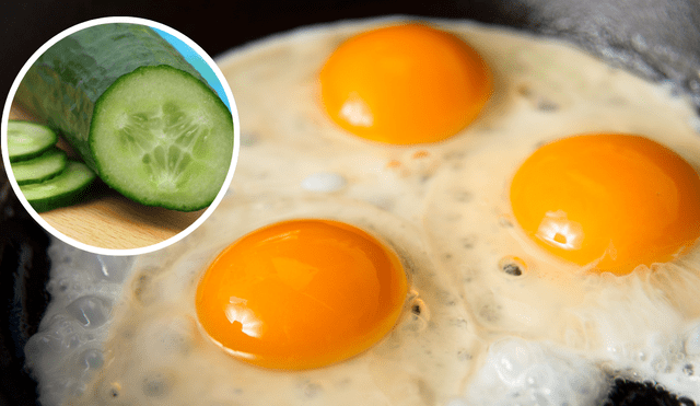 Fríe los huevos con pepino.