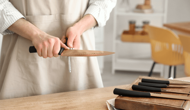 El truco del aluminio para afilar un cuchillo en 5 minutos.