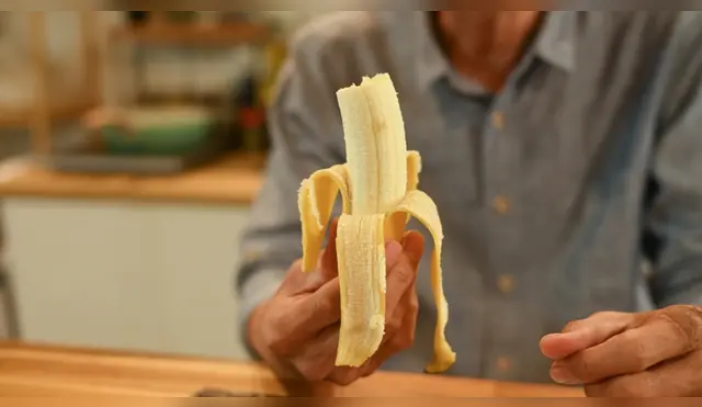Nutricionalmente, el plátano destaca por su alto contenido en potasio, fibra y antioxidantes. Fuente: Shutterstock.
