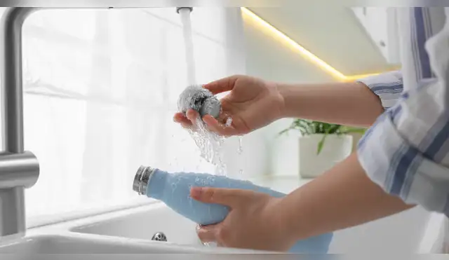 Manera correcta de lavar las botellas y los termos