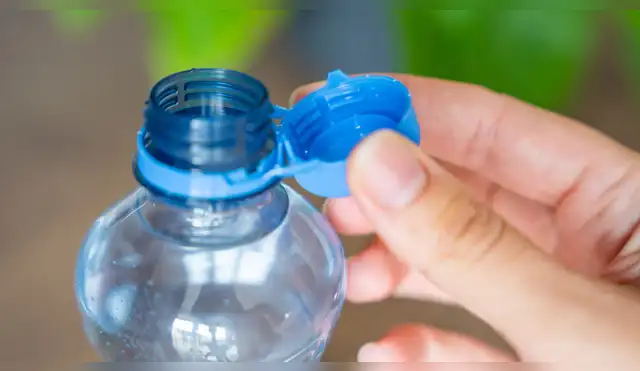 Consumir agua embotellada podría hacer que una persona ingiera hasta 90.000 partículas de microplásticos. Consumir agua embotellada podría hacer que una persona ingiera hasta 90.000 partículas de microplásticos.