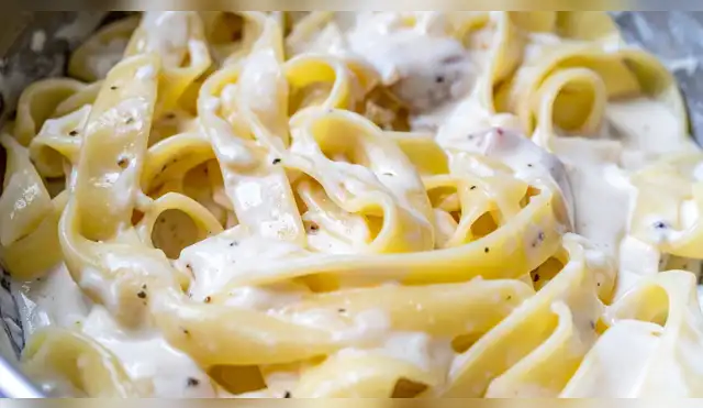Cómo hacer la auténtica pasta Alfredo italiana paso a paso