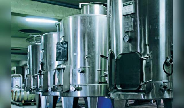 Moderna planta de elaboración de pisco.   