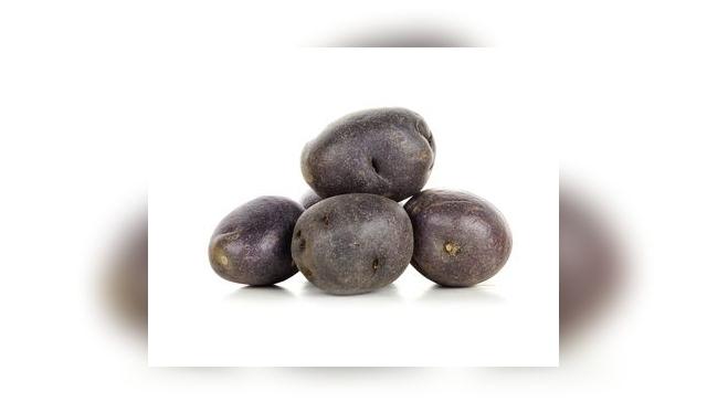 Exterior oscuro e interior claro, parecida a la papa amarilla.   