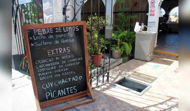 Típico cartel o pizarra de picantería, con el menú del día y sus extras.   