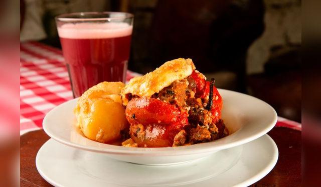 El rocoto relleno, plato estrella de la cocina arequipeña, usualmente acompañado con pastel de papa. Foto: Nueva Palomino   